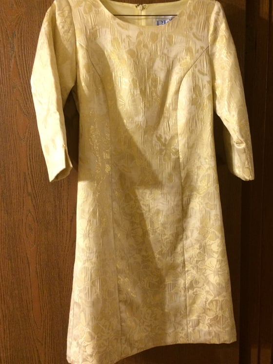 Image of Vintage Gold Patterned Shift Dress, Size 6P (fits a size 2)