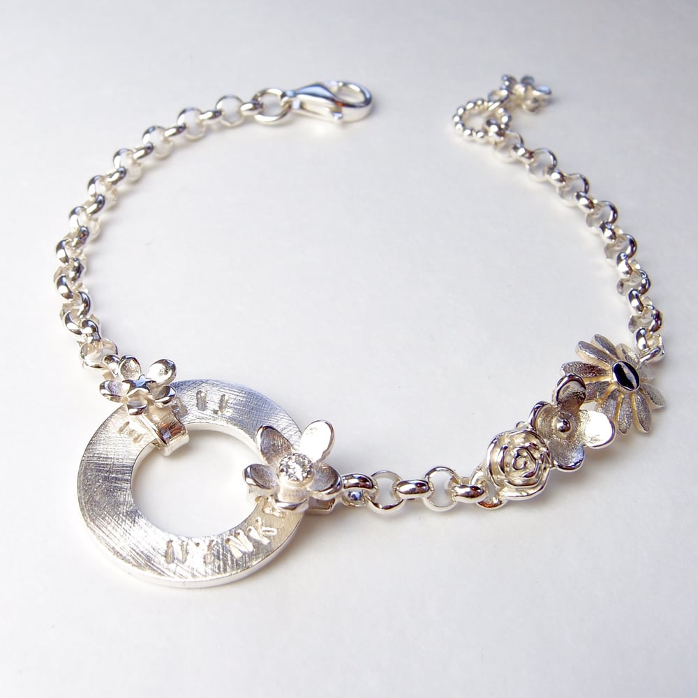 Beeld van Bloemen-armband