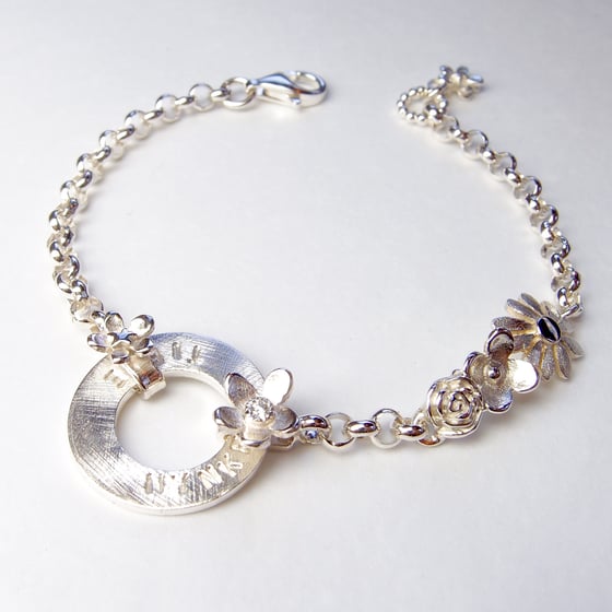 Beeld van Bloemen-armband