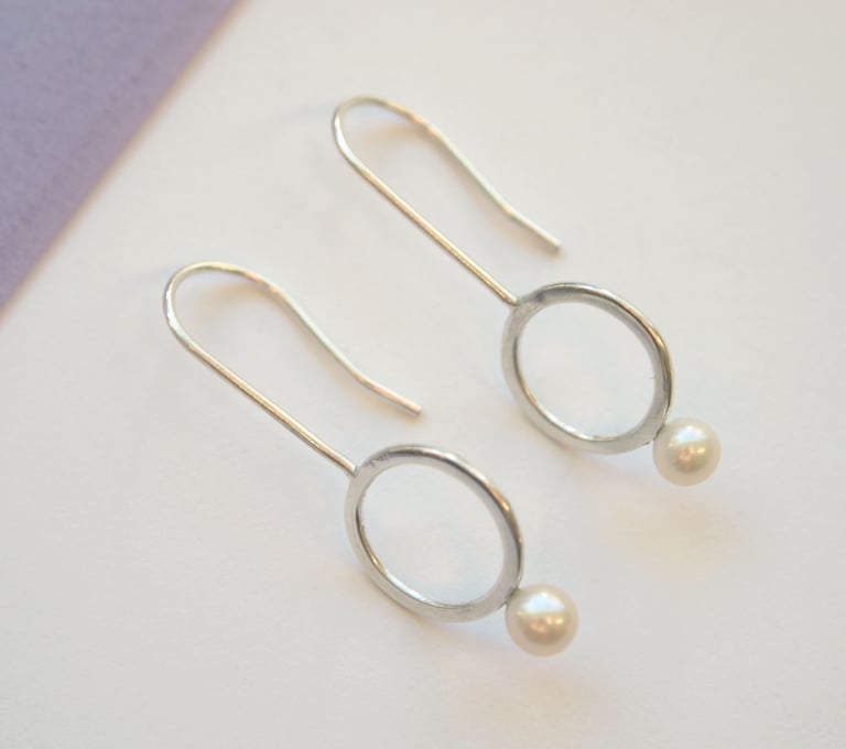 ring and pearl earrings Image 3