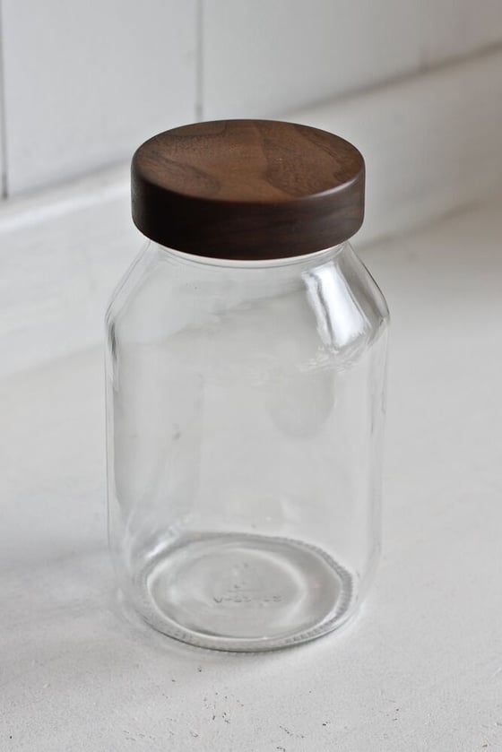 Image of Mason jar with walnut lid 32 oz.