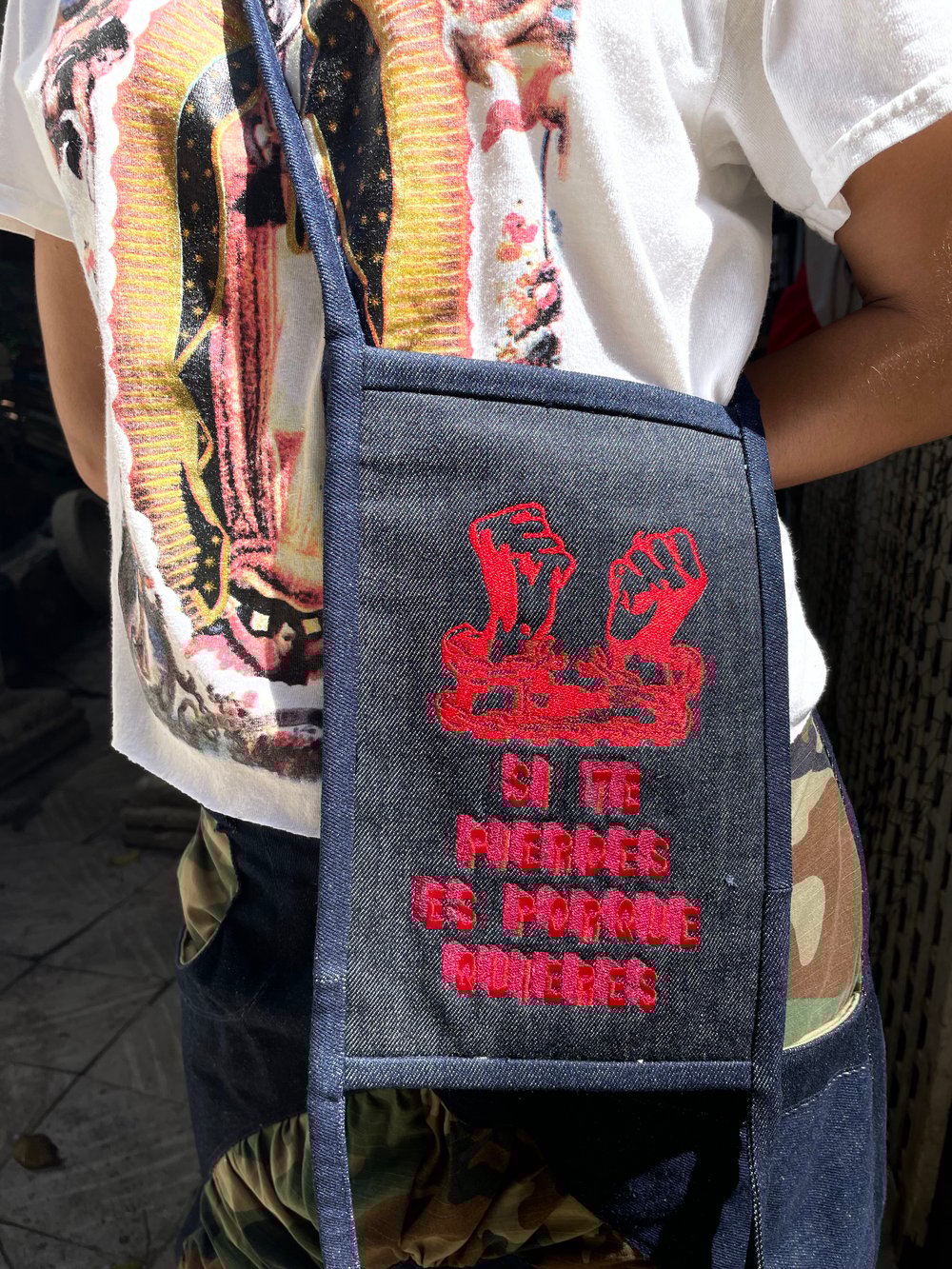 ~ SI TE PIERDES ES PORQUE QUIERES ~ BLACK TWO POCKET BAG