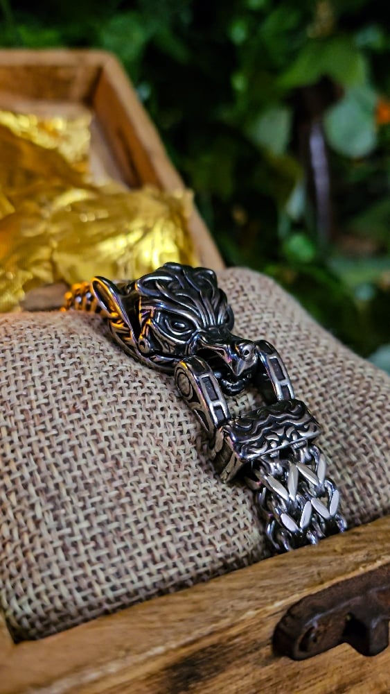 👑The Armored Kingdom Silverfang Wolf Bracelet