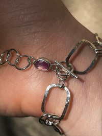 Image 4 of Gehämmertes Armband mit Rubin