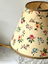 Image 3 of Lampe en verre avec abat-jour fleuri