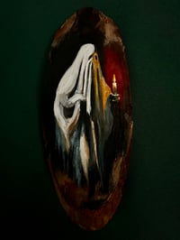 Image 1 of Fantasma con vela sobre rodaja de madera 