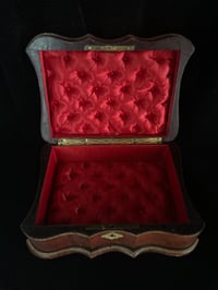 Image 7 of Magnifique boite à bijoux en cuir doré à la feuille d’or et soie capitonnée rouge .XIXème s.