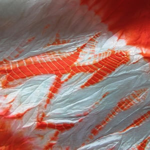 Image of Koral og turkis shibori mønstret silkekimono