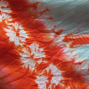 Image of Koral og turkis shibori mønstret silkekimono
