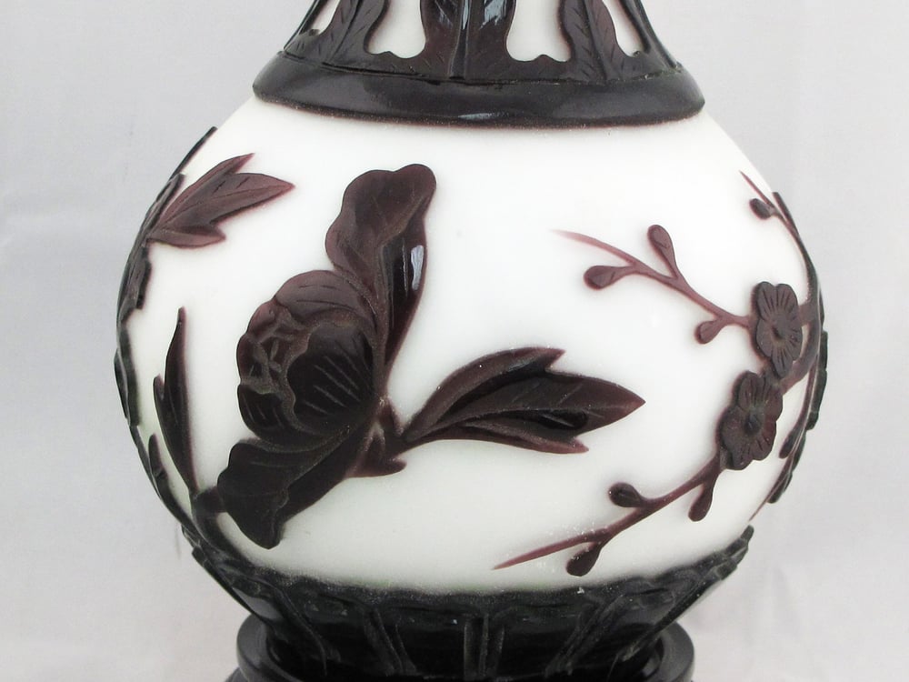 Vintage Chinese White Peking Glass Vase W Purple Overlay Of Floral Design Comes W A Wood Stand 8061