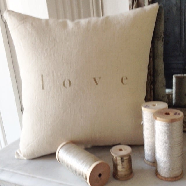 Image of Coussin écru love or SMALL