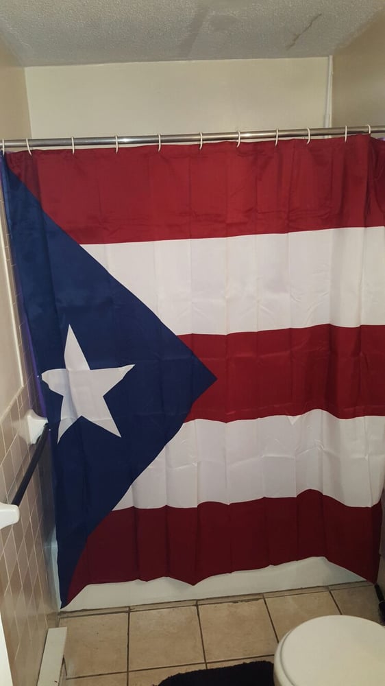 Image of Cortina de baño con la bandera de Puerto Rico.