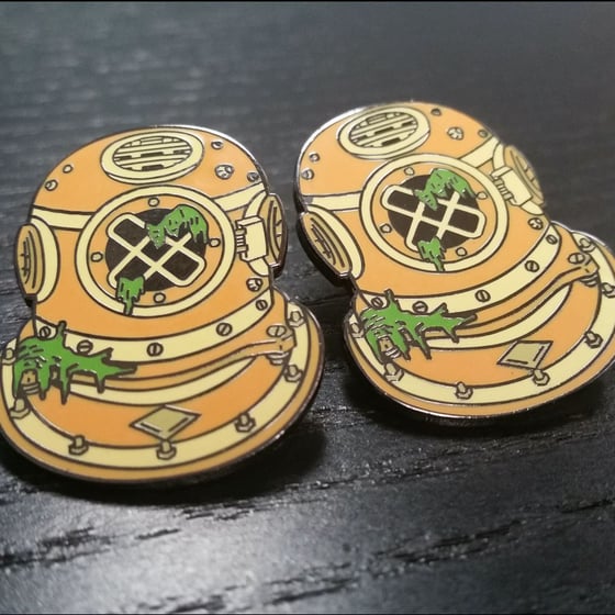 Image of Diver Helmet - lapel pin