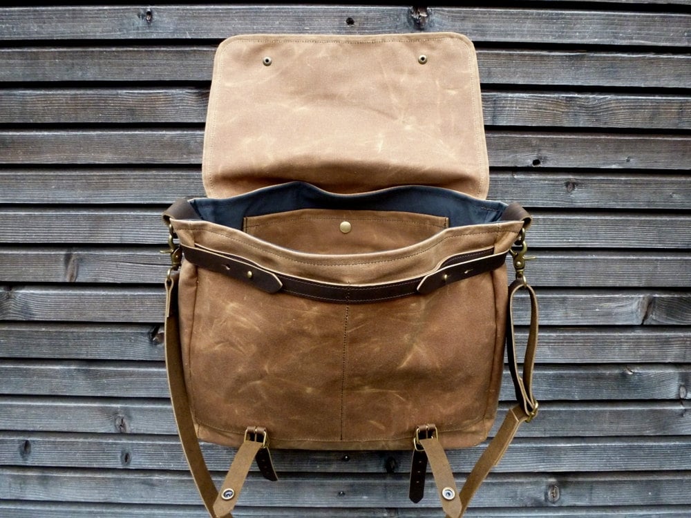 Image of Messenger bag in waxed canvas / Musette with adjustable shoulderstrap UNISEX