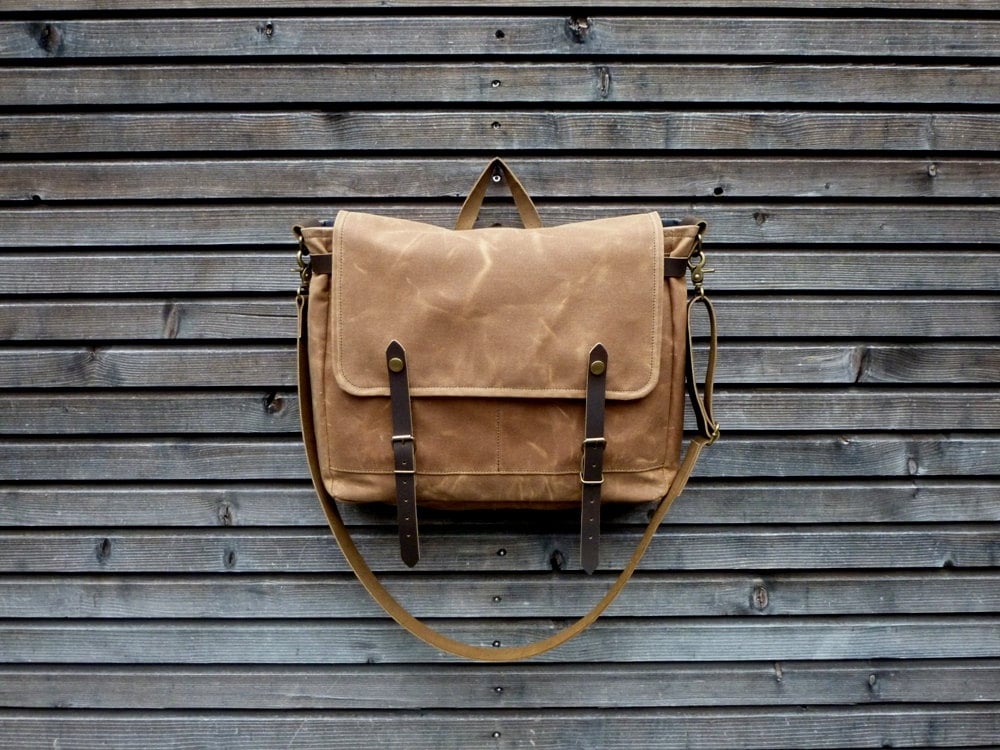 Image of Messenger bag in waxed canvas / Musette with adjustable shoulderstrap UNISEX