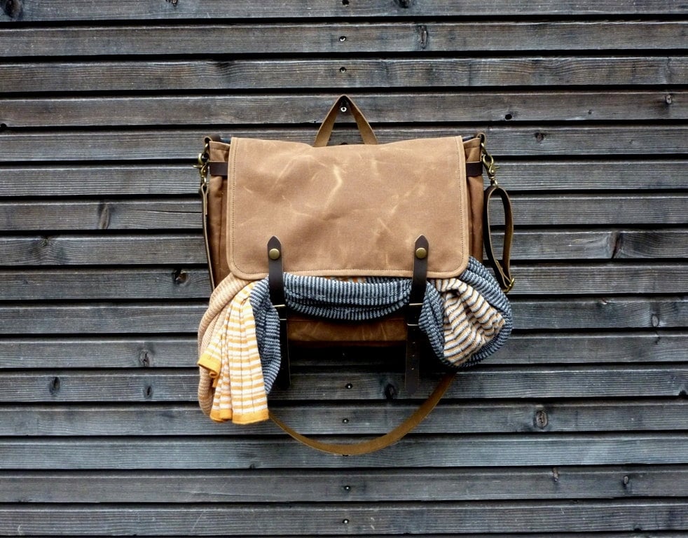 Image of Messenger bag in waxed canvas / Musette with adjustable shoulderstrap UNISEX