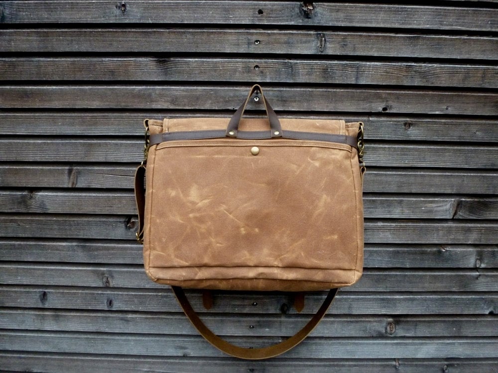 Image of Messenger bag in waxed canvas / Musette with adjustable shoulderstrap UNISEX