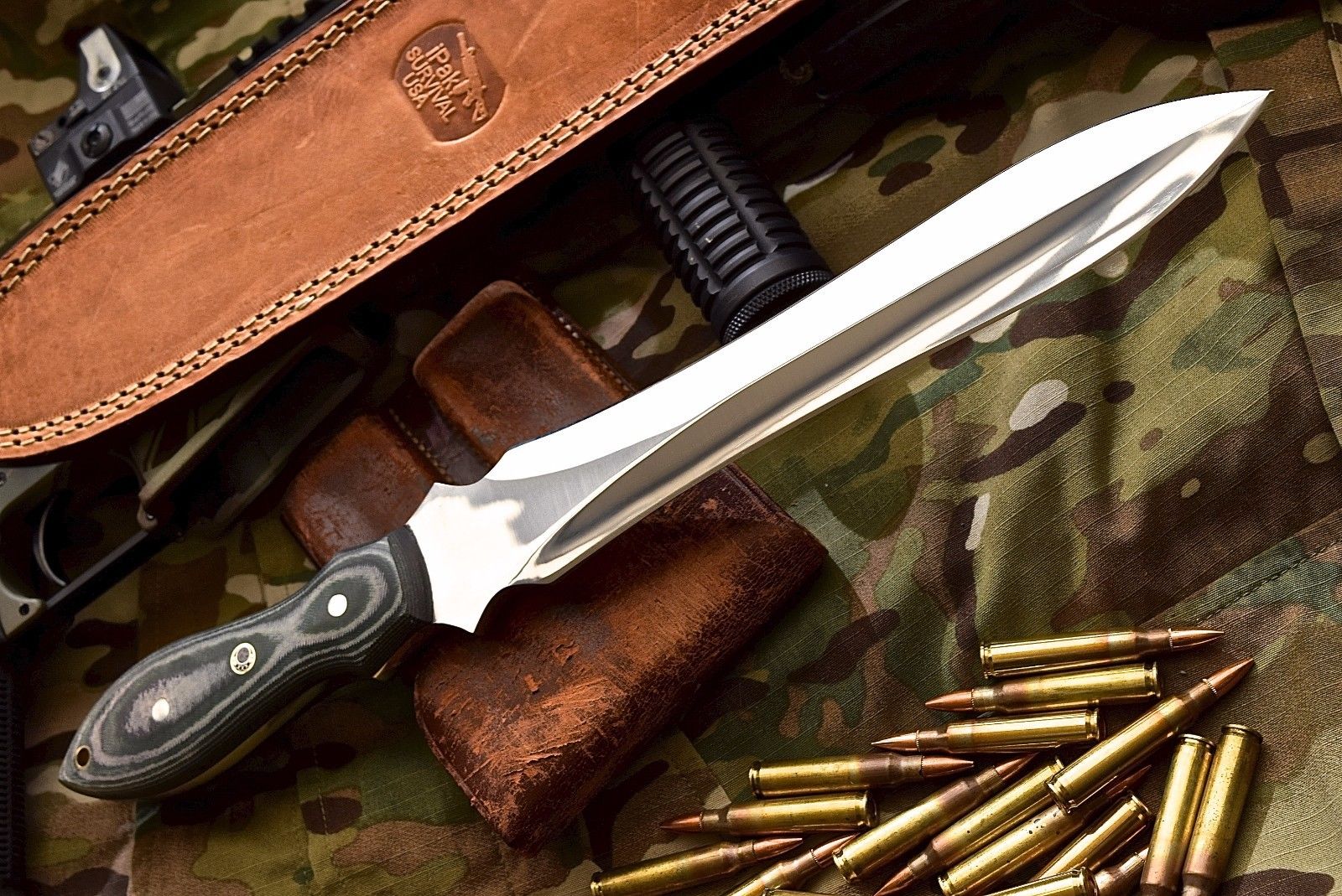 Unlawful Inc — Handmade Mirror Polish D2 LARGE Combat DAGGER Short Sword  Knife