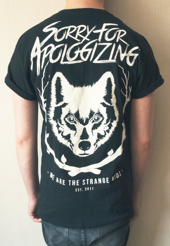 Image of "SORRY FOR APOLOGIZING" BACKPRINT T-SHIRT (BLACK/MAROON)