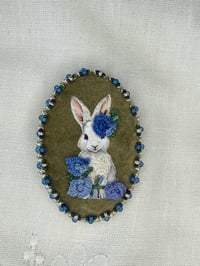 Image 1 of Broche lapin fleurs bleues 