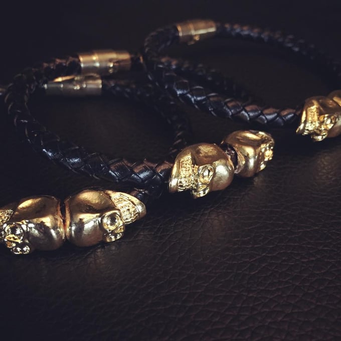 Image of 10KT.GOLD BLACK TWIN SKULL BRACELET