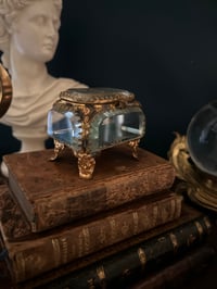 Image 3 of Jolie boite à bijoux en verre biseauté, et soie capitonnée bleue/verte, fin XIXème