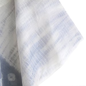 Image of Hvid Hørkimono med lavendel shibori mønster