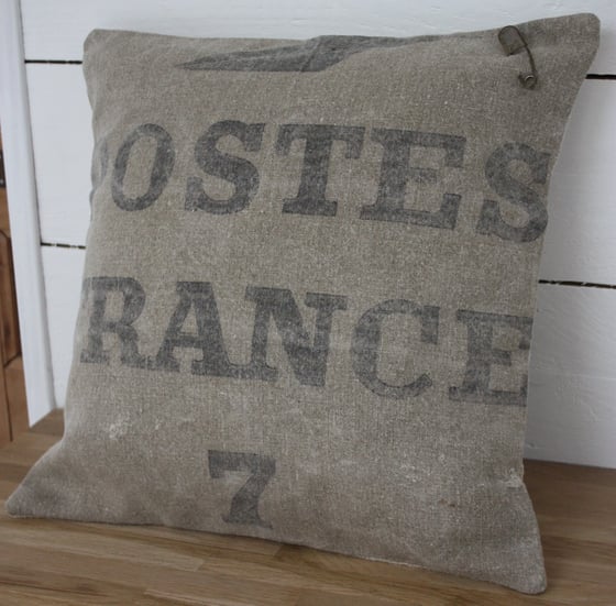 Image of Coussin carré en chanvre et toile postale.