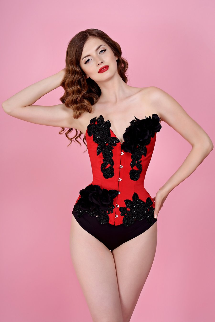 Image of CORSET RASO ROJO CON APLICACIONES PEDRERÍA NEGRAS MARVELLOUS