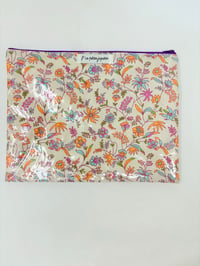 Image 1 of Pochette à maillots fond écru fleurs orange bleu violet