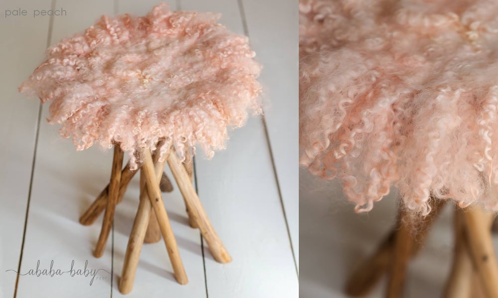 Image of Round Curly Felted Blanket - LIGHT PEACH 