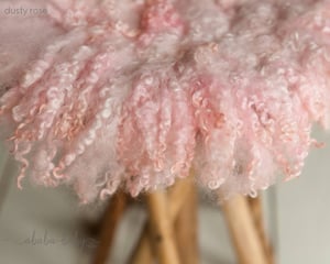 Image of Round Curly Felted Blanket - DUSTY ROSE