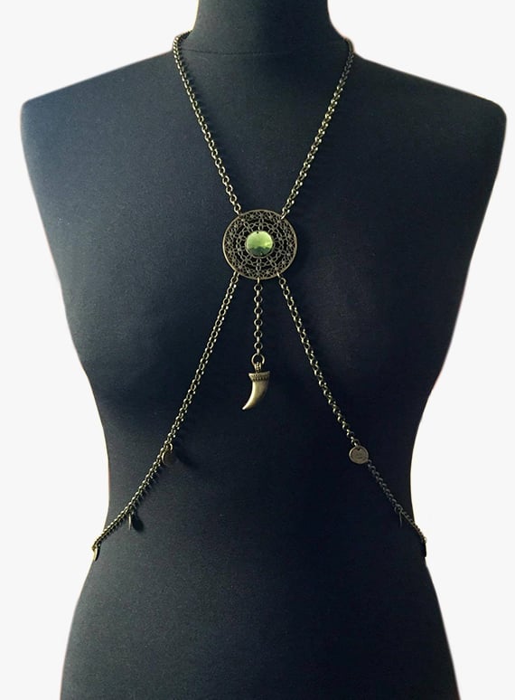 Image of Body Chain en bronce con cuerno y moneditas.