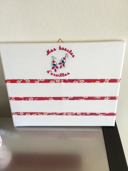 Image of Porte boucles d'oreilles à poser ou à suspendre en coton blanc et Liberty brodé
