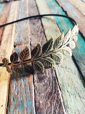 Image of Serre-tête Antik et les bijoux du shooting