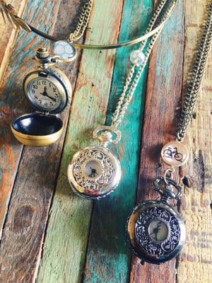 Image of Serre-tête Antik et les bijoux du shooting