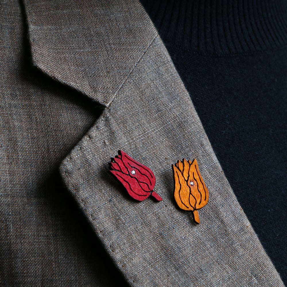 Image of lasered wooden tie pin / lapel pin TULIPA 