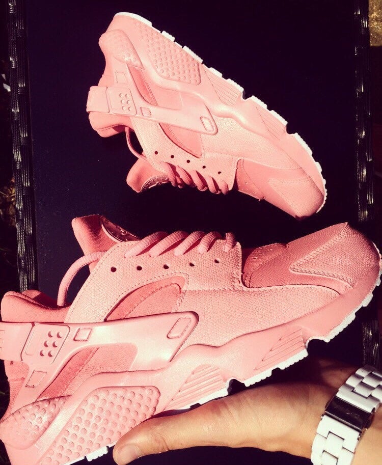 Rose gold nike sales huaraches