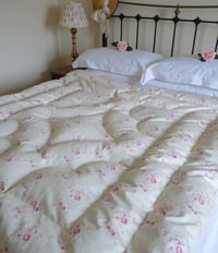 Image 3 of Beautiful Louise Loves Roses Eiderdown