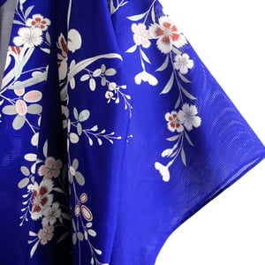 Image of Ultramarine blå silkekimono med asters blomster
