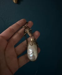 Image 5 of Magnifique fiole en nacre et laiton, XIXème siècle