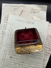 Image 4 of Magnifique boite à bijoux en verre et laiton et soie capitonnée rouge. XIXème s.