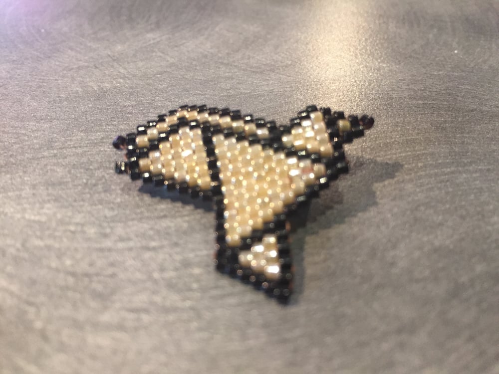 Image of Broche origami tissée en perles de verre Miyuki (modèle oiseau)