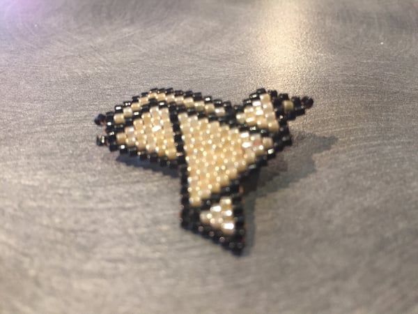 Image of Broche origami tissée en perles de verre Miyuki (modèle oiseau)
