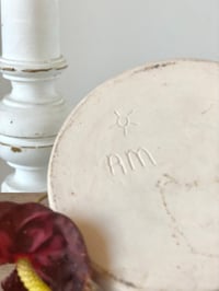 Image 6 of Petit vase signé beige
