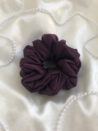 Image 1 of SCRUNCHIE STANDARD PLUM/ŚLIWKA