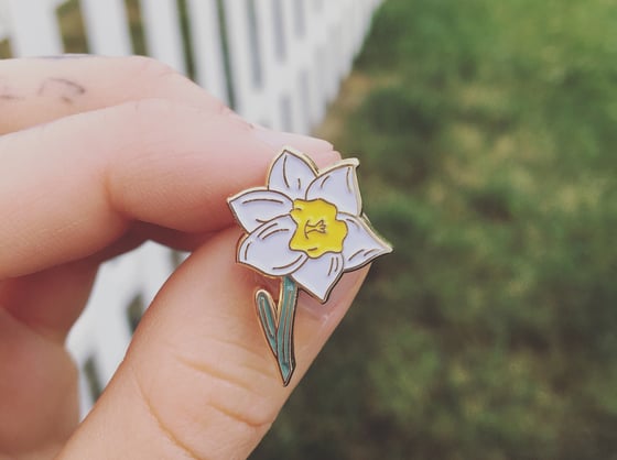 Image of daffodil pin