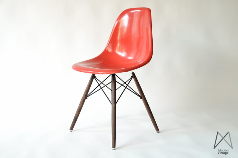 Image of Eames Herman Miller fiberglass side chair in True Red stuhle