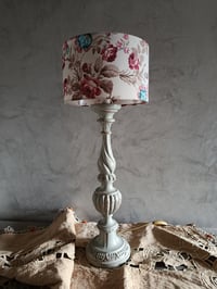 Image 5 of Lampe en bois patiné gris et son abat jour 