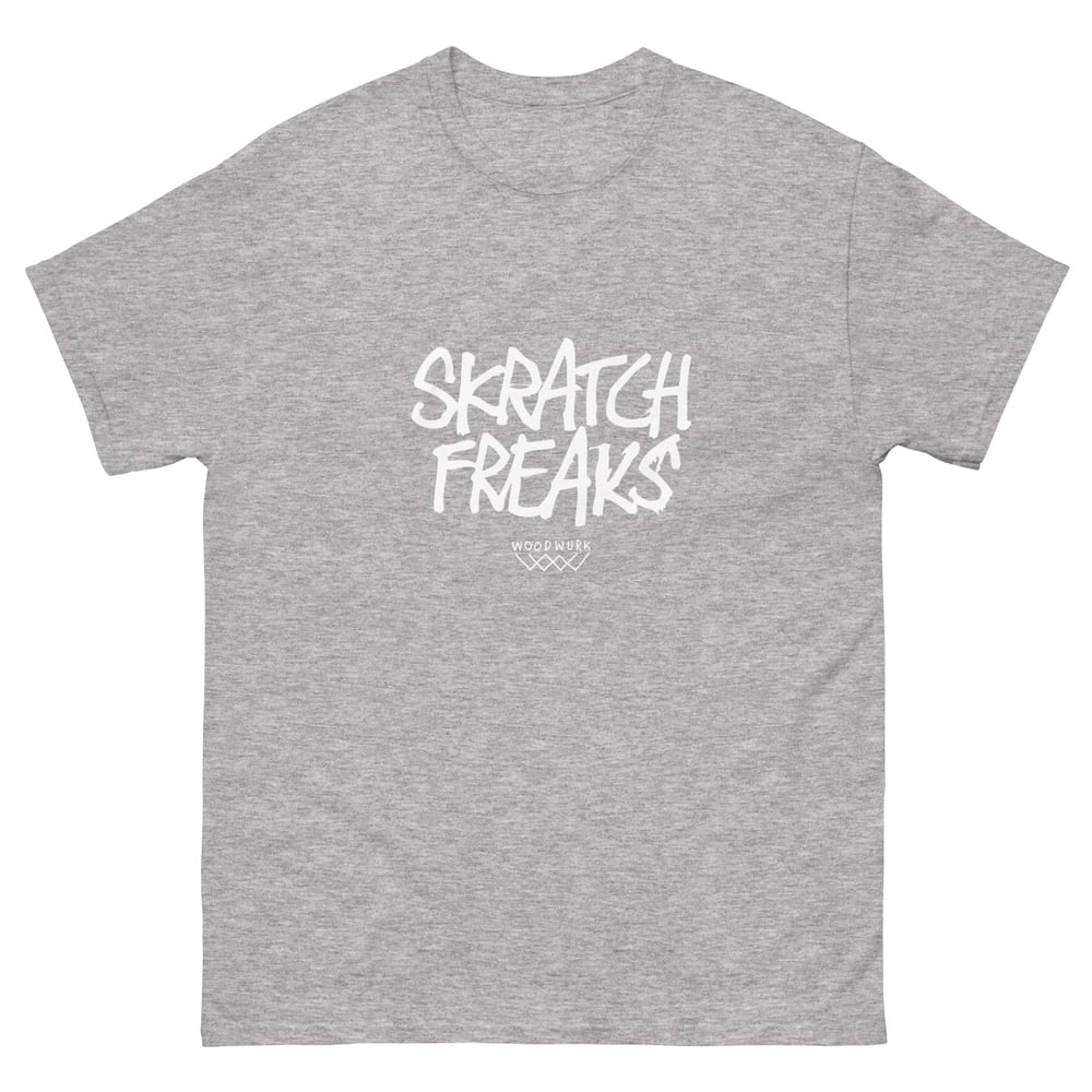 "Skratch Freaks" Fos script Unisex classic T